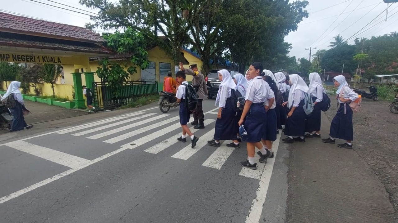 Peduli Keselamatan Siswa, Bhabinkamtibmas Polsek Kuala Turun Langsung Atur Lalu Lintas Pagi Hari